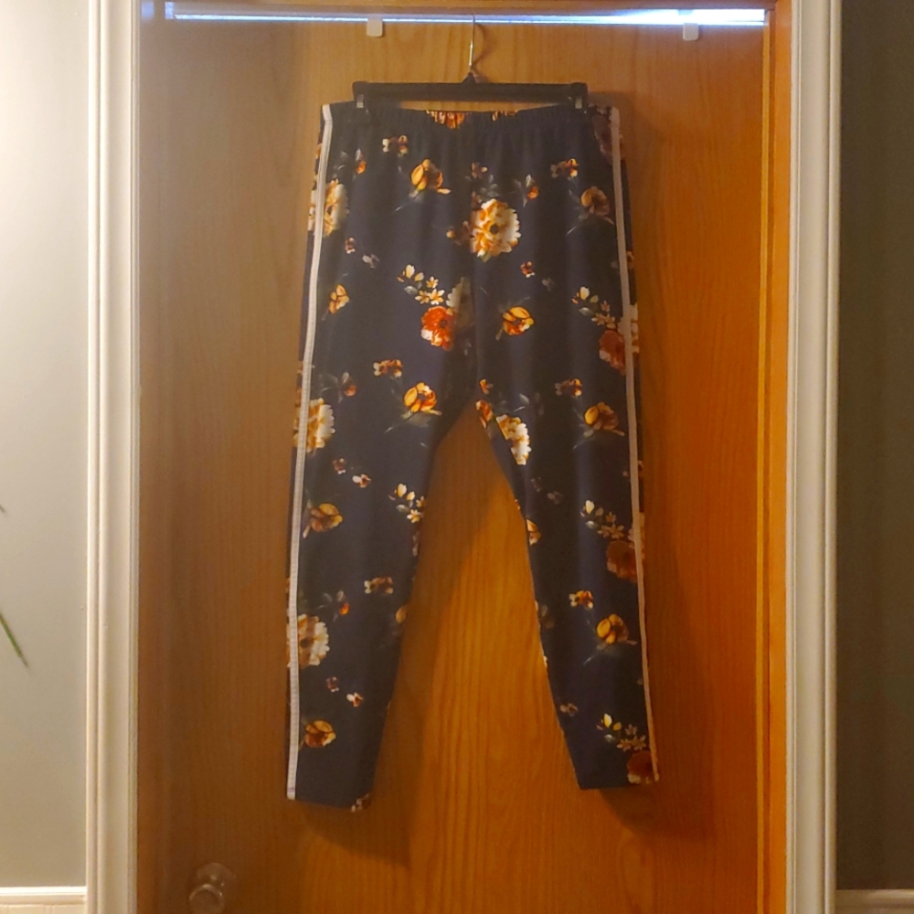 Eye Candy Super Soft Navy Blue Floral Leggings; 2X